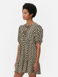 Vestido Corto Fruncido Con Vuelo