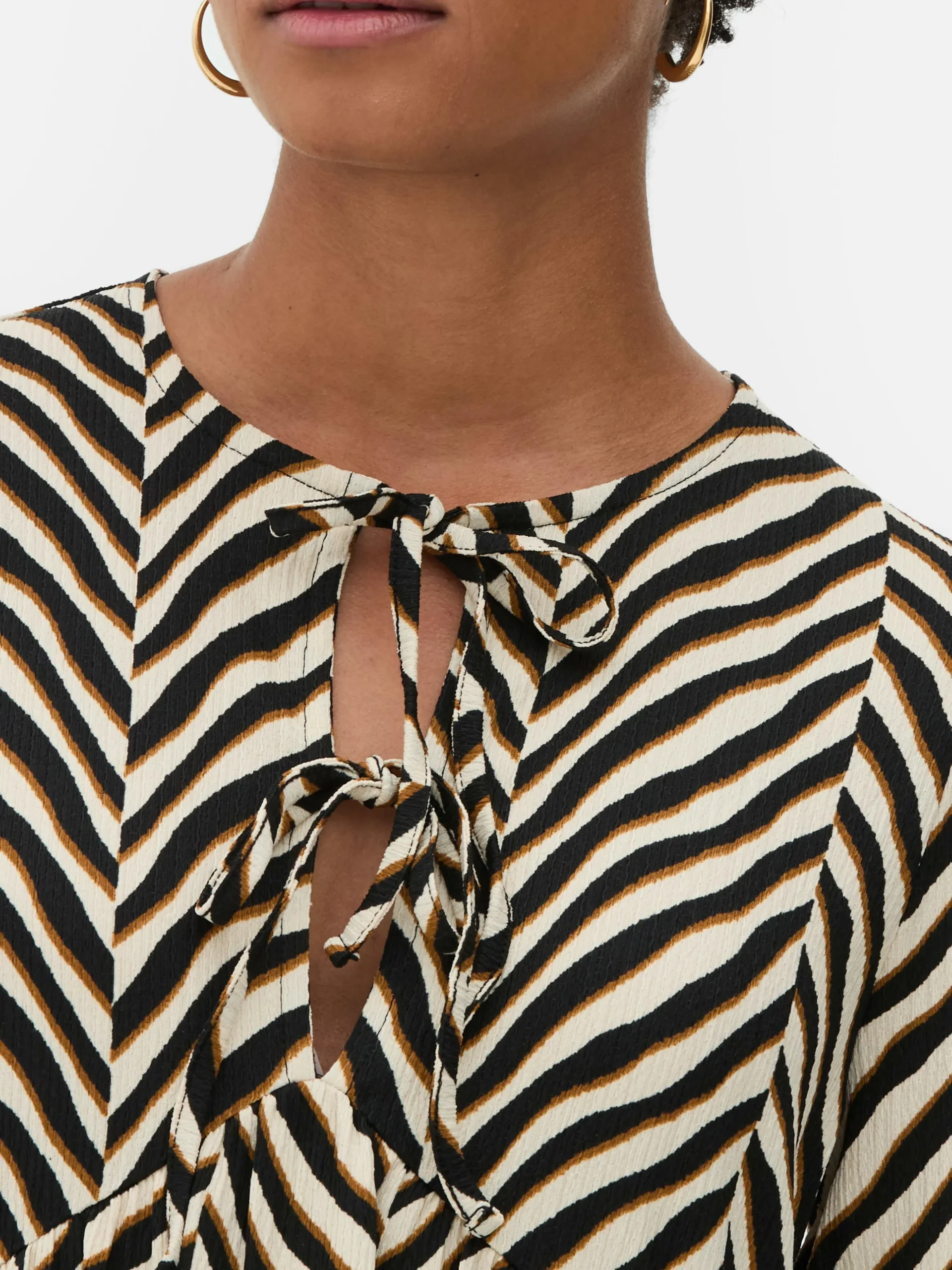 Vestido Corto Fruncido Con Vuelo