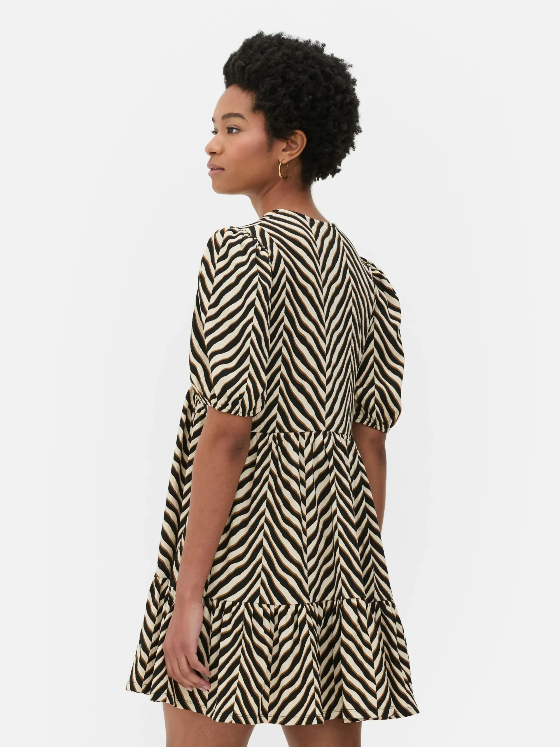 Vestido Corto Fruncido Con Vuelo