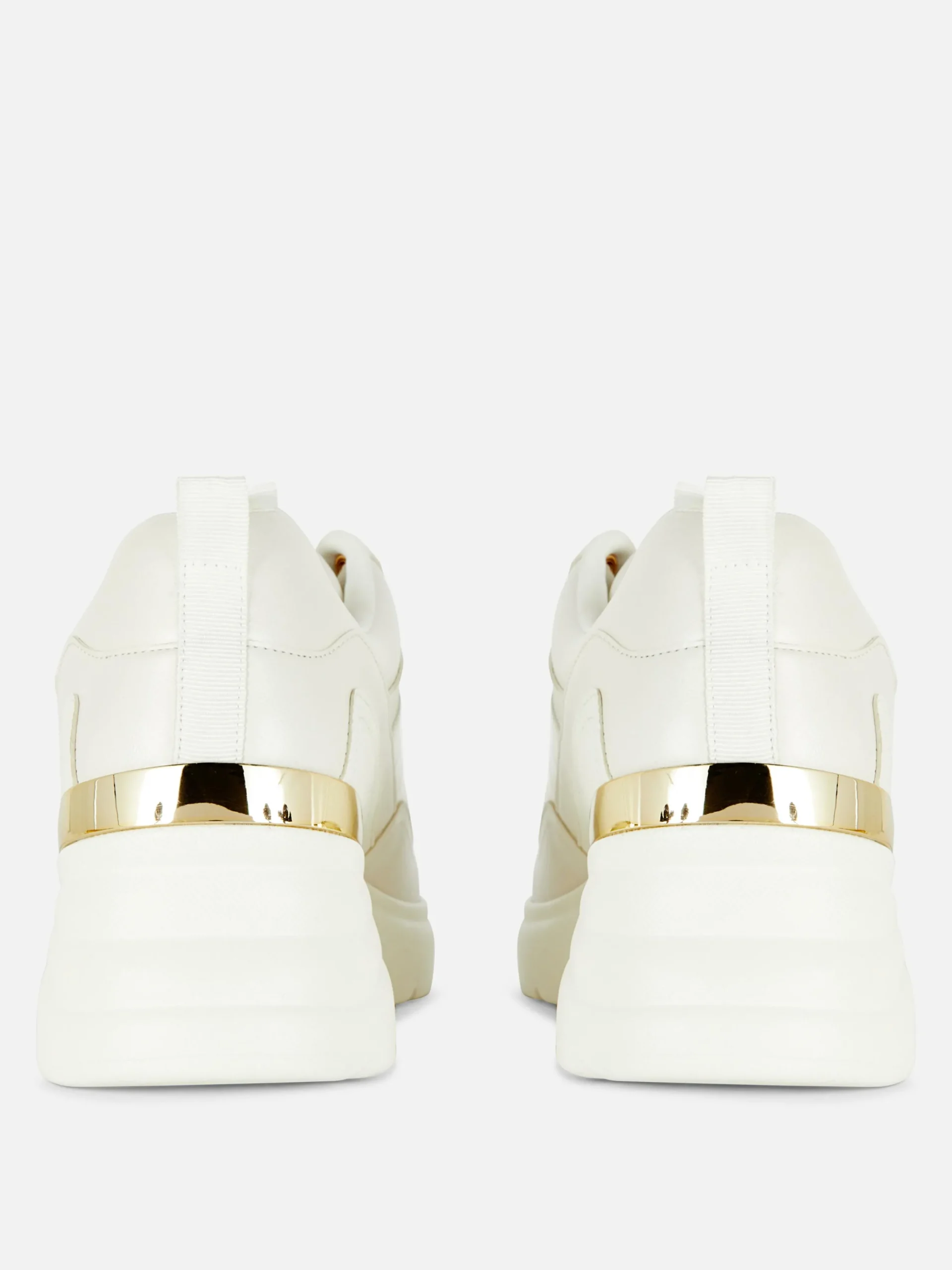 Zapatillas De Cuña Con Ribete Metalizado