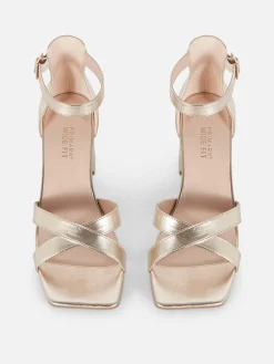 Zapatos De Tacón De Horma Ancha Y Tiras Cruzadas