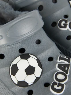 Zuecos Con Pelo Sintético Y Motivos De Fútbol