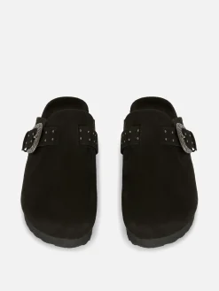 Zuecos Con Tachuelas Y Hebilla Decorativa