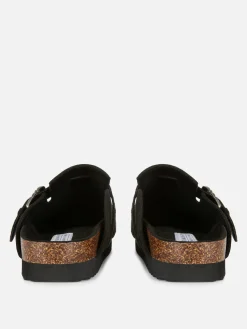 Zuecos Con Tachuelas Y Hebilla Decorativa