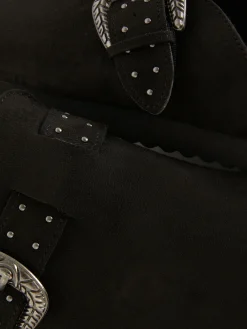 Zuecos Con Tachuelas Y Hebilla Decorativa